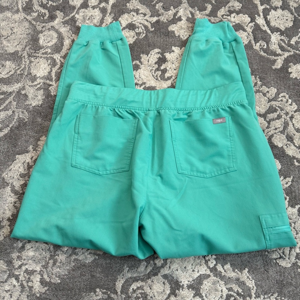 FIGS Surgical Green Scrub Set - Picture 10 of 10